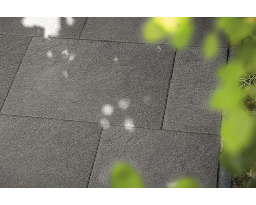 Graue Terrassenplatten im Gartenbereich