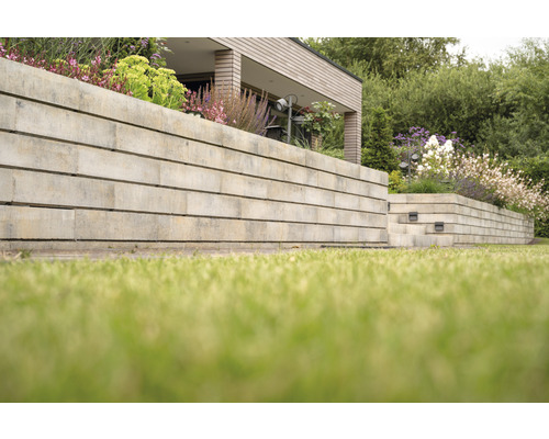 Jardin avec soutènement de pente en pierres de béton et plantations