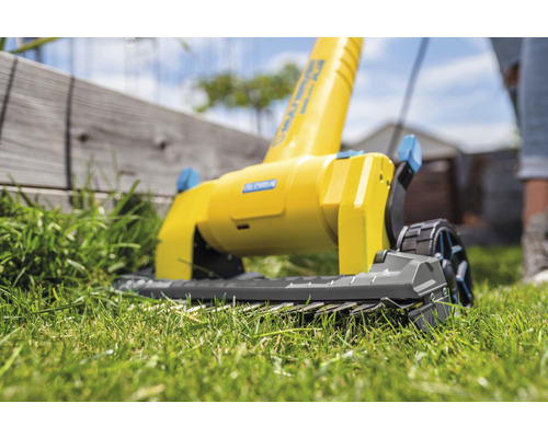 Elektrischer Rasenlüfter bei der Arbeit im Garten