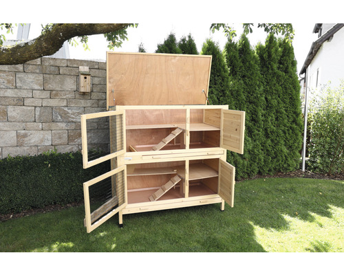 Holz-Kleintierstall mit zwei Etagen und geöffneten Türen im Garten