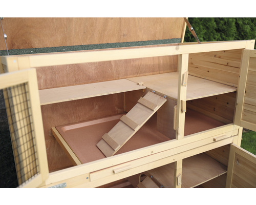 Innenansicht eines Holz-Kleintierstalls mit Rampe und Etagen