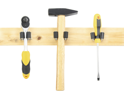Marteau, tournevis et clé à cliquet sur barre à outils