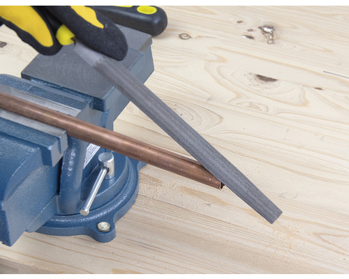 Travail du tube avec une lime dans un étau