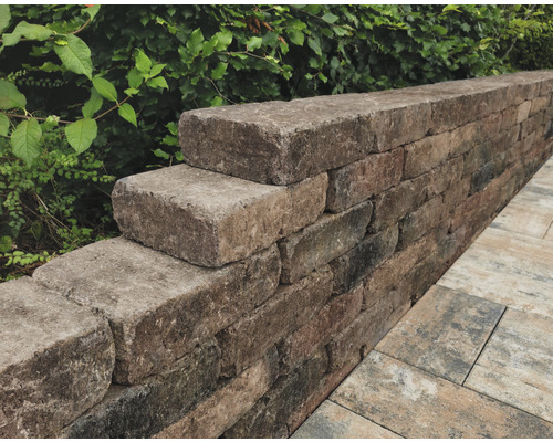 Pierres de mur de jardin empilées en béton