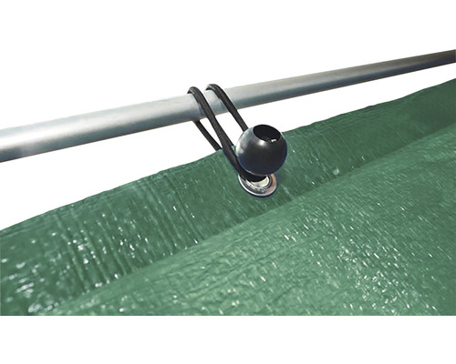 Detailansicht einer Plane, die mit einem Gummiseil an einem Rohr befestigt ist