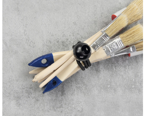 Gebündelte Lackierpinsel mit Holzgriffen