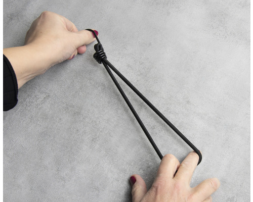 Une personne étire un élastique.