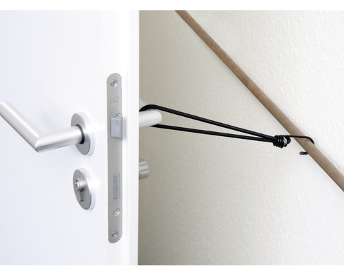 Intérieur avec ferrure de porte et butée de porte flexible