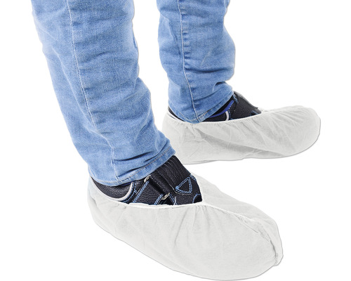 Couvre-chaussures sur pieds avec jeans