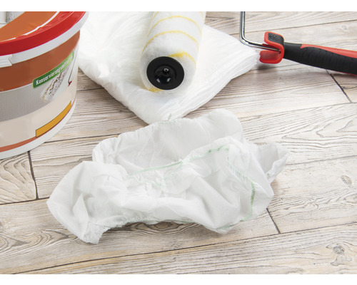 Seau de peinture, rouleau à peinture, bâche de protection et couvre-chaussures pour travaux de rénovation