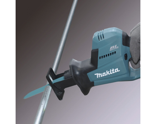 Scie sabre Makita coupant un tube métallique