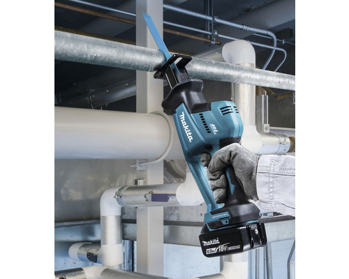 Scie sabre Makita coupant un tuyau