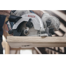 Akkukreissäge beim Sägen eines Holzstücks. Bosch Logo.