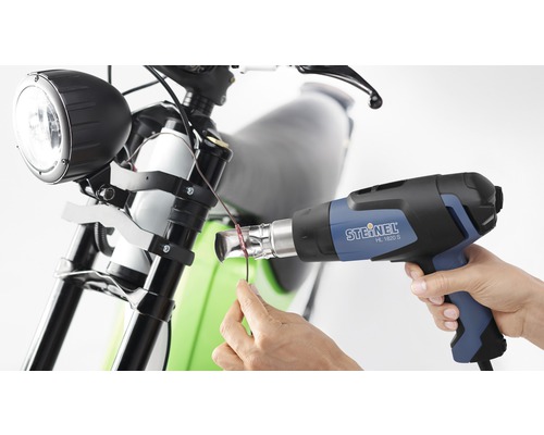 Pistolet à air chaud rétractant un câble sur une moto