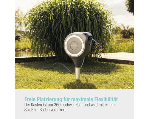 Gardena Schlauchbox mit montiertem Gartenschlauch im Garten