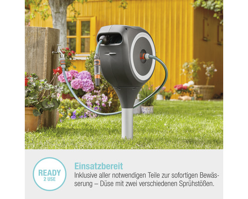 Gartenszene mit Schlauchbox zur Gartenbewässerung