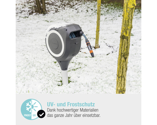 Gardena Schlauchbox mit Gartenschlauch im verschneiten Garten.