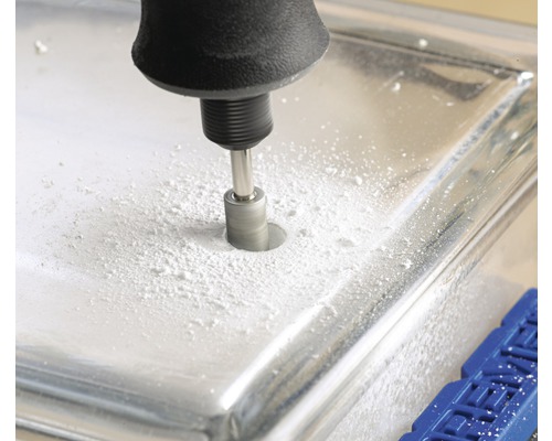 Percer un trou dans un objet métallique avec un outil rotatif