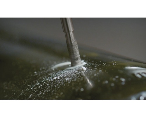 Bohren eines Lochs in eine Glasflasche mit einem Glasbohrer