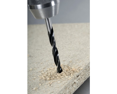 Perceuse perçant un trou dans une pièce