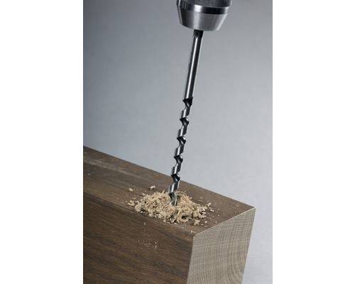 Bohrmaschine bohrt Loch in Holz