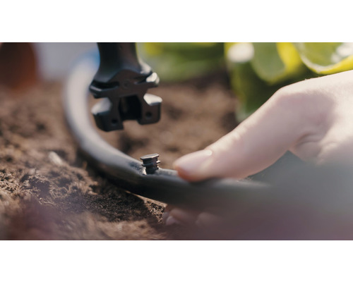 Bewässerungssystem Installation mit Hand und Tropfer