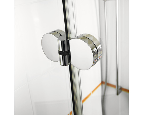 Detailansicht einer Duschkabinentür mit Metallgriff