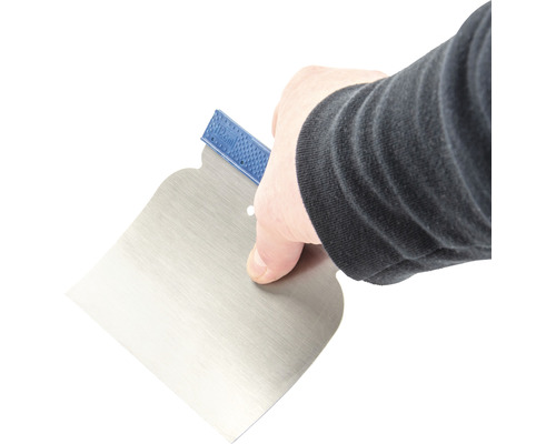 Hand hält einen Flächenspachtel.