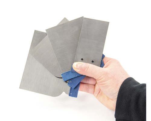 Hand hält ein Set verschiedener Spachtel aus Metall