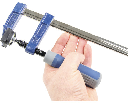 Hand hält Schraubzwinge
