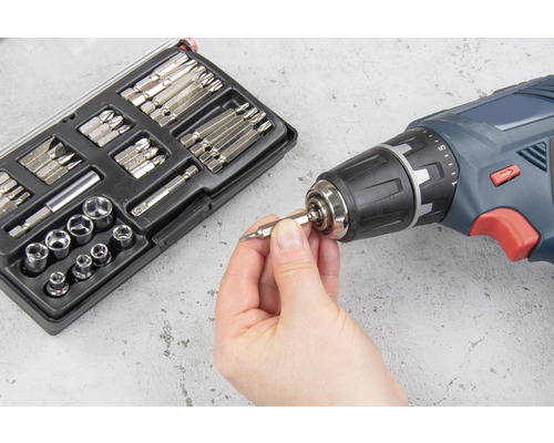 Visseuse sans fil avec jeu d''embouts et main insérant un embout