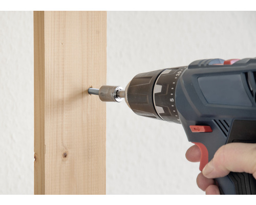 Tournevis sans fil vissé dans le bois