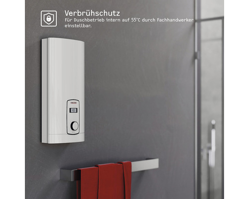 Elektrischer Warmwasserspeicher im Badezimmer mit Handtuchhalter