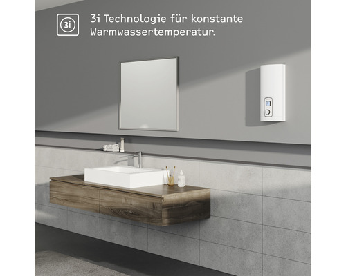 Badezimmer mit Waschbecken, Spiegel und Warmwasserbereiter