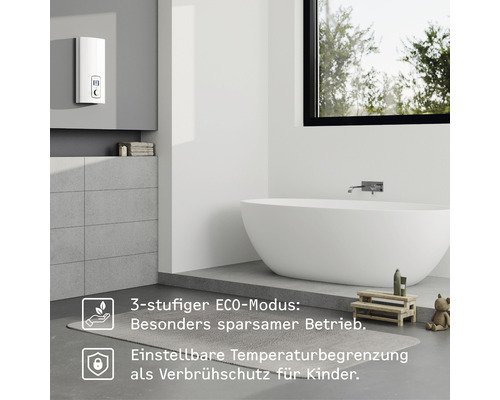 Badezimmer mit elektronischem Warmwasserbereiter, Badewanne und Fenster