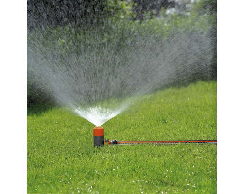 Rasensprenger im Einsatz auf einer grünen Rasenfläche