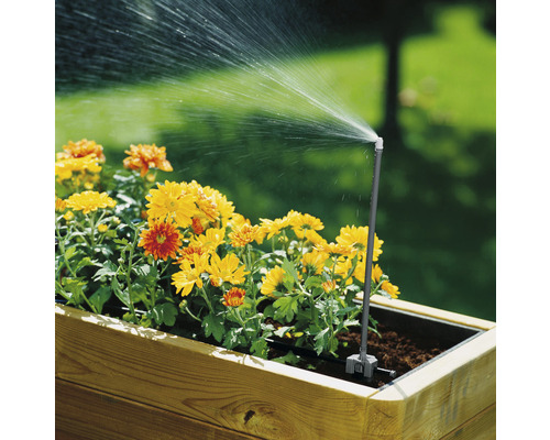 Système d''irrigation pour jardinière avec buse de pulvérisation en action