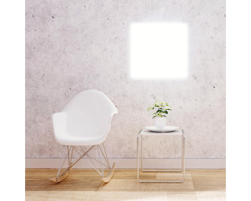 Salon avec fauteuil à bascule blanc, table d''appoint et applique murale LED