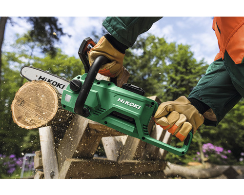 Akku Kettensäge beim Sägen eines Baumstammes auf einem Sägebock