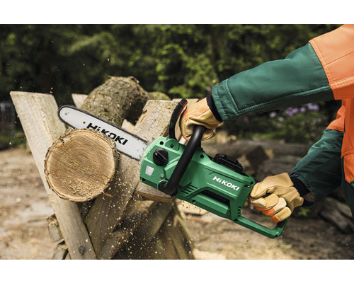 Akku Kettensäge beim Sägen von Holz