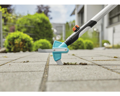 Désherbeur de joints en utilisation sur des pavés