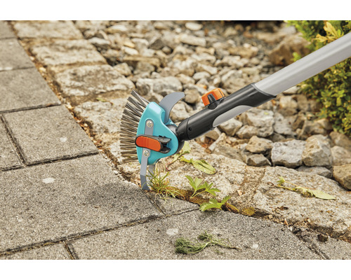 Fugenbürste im Einsatz zur Unkrautentfernung zwischen Pflastersteinen