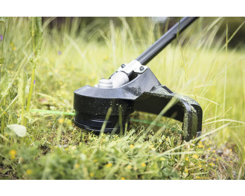 Rasentrimmer im Einsatz im Gras