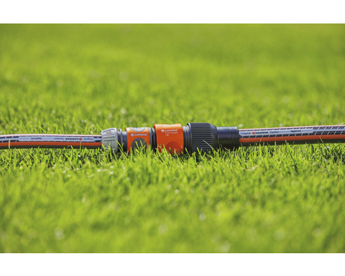 Connecteur de tuyau Gardena sur l''herbe