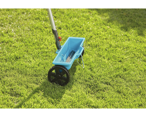 Épandeur de jardin sur pelouse