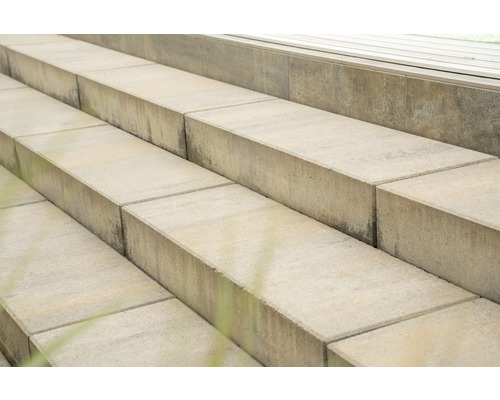 Treppe aus Betonsteinen im Aussenbereich