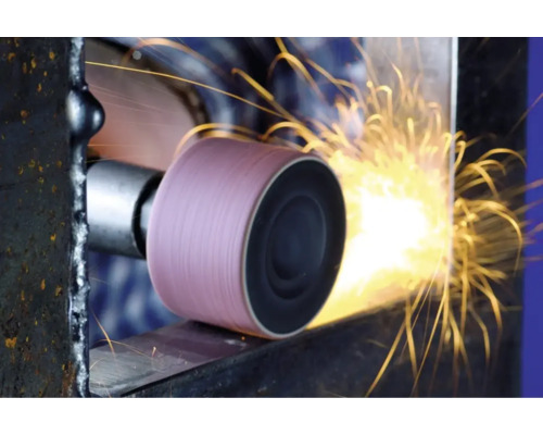 Schleifmop bei der Metallbearbeitung mit Funkenflug