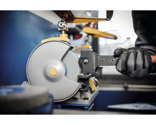 Werkbank Schleifmaschine mit Schleifscheibe im Einsatz