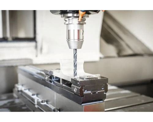 Fraiseuse CNC usinant une pièce.