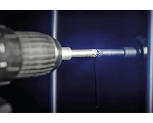 Bohrmaschine bohrt Loch mit Diamantbohrer in eine Fliese